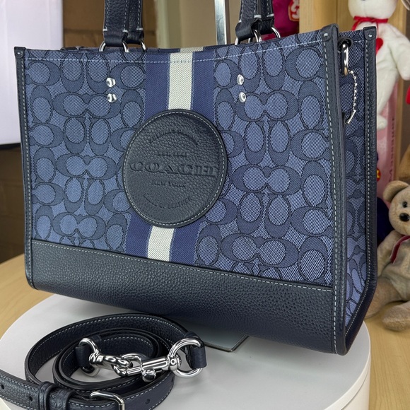 💥COACH - Dempsey Carryall In Signature Jacquard With Stripe And Patch - 45U520 - Picture 7 of 17